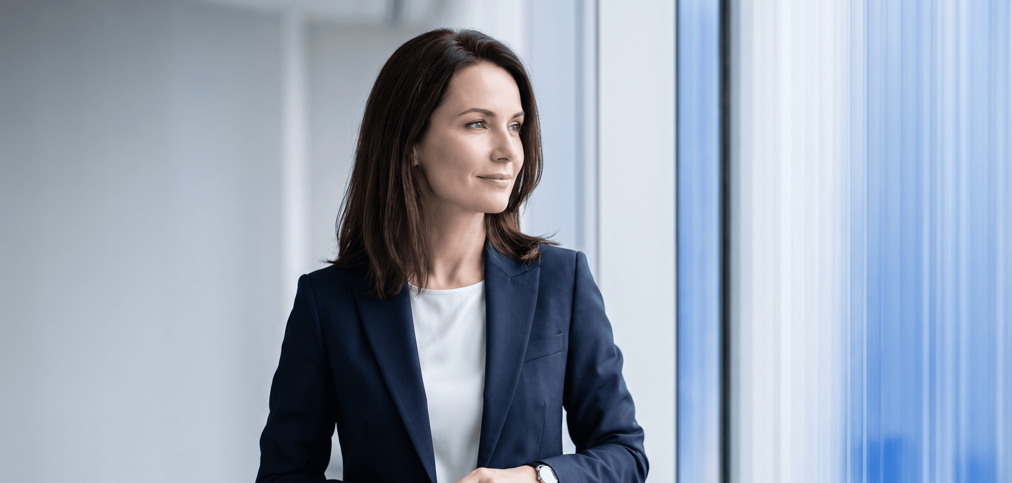 Profesionales conversando en un entorno corporativo contemporáneo